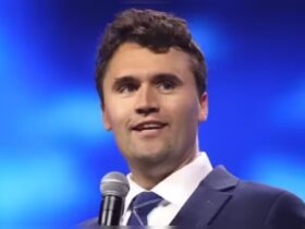 कैसे चार्ली किर्क की कॉलेज वाद-विवाद शैली ने उनके रूढ़िवादी आंदोलन को प्रेरित किया