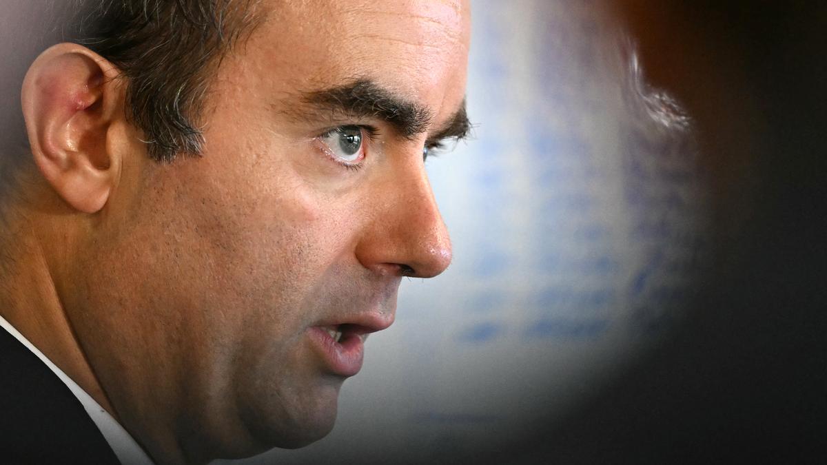 फ्रांस के नवनियुक्त प्रधानमंत्री ने राजनीतिक उथल-पुथल को शांत करने के लिए नए मंत्रिमंडल की घोषणा की