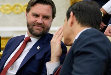 वेंस ने संघीय कर्मचारियों के लिए ‘गहरी’ कटौती की चेतावनी दी है क्योंकि शटडाउन 12वें दिन में प्रवेश कर गया है